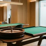 Tom modern livecasinostudio med roulettebord, grönt filtklädda bord och mjuk takbelysning